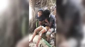 Elle se cache pour baiser avec son copain dehors