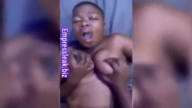 Une fille coquine de Koforidua Asokwa crie et gémit si fort