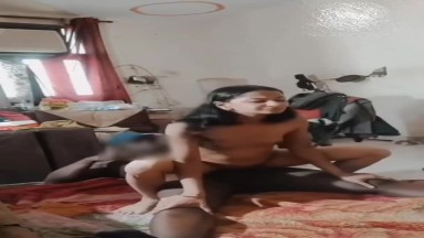 Un Nigérian baise 3 filles indiennes de Nollywood Naija Ashewo