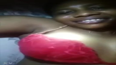 Réconforter une fille Naija excitée nue