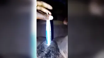 Fille malienne mettre patte de brosse dans sa chatte poilue