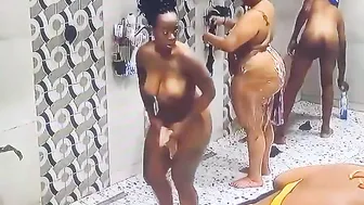 La belle dame sous la douche