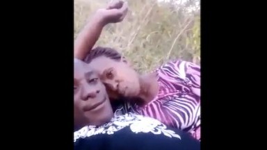Un vieu et une femme mature baise dans le champs