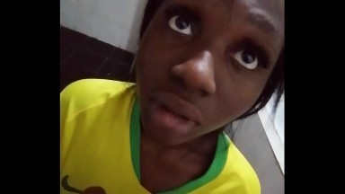 sexe dans les toilettes avec cette jeune fille innocente
