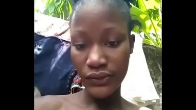 Masturbation d'une fille du village