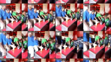 Un couple tanzanien ivre baise dans un bar